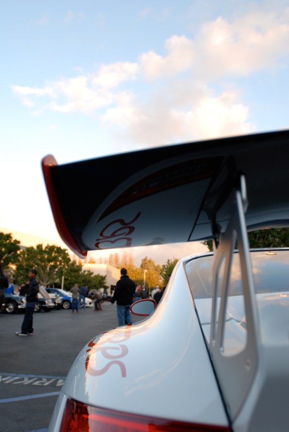  Porsche 911 GT3RS_rear view with wing reflections_Cars&Coffee/Irvine_December 29, 2012_DSC_0558