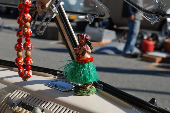 1966 Two toned blue & cream white Type 2_dash mounted hula girl_ OCTO 2013 Winter show_February 23, 2013