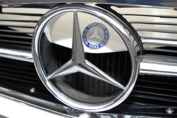 White 1969 Mercedes-Benz 280 SL_ front grill and hood emblem detail_Cars&Coffee/Irvine_May 11, 2013